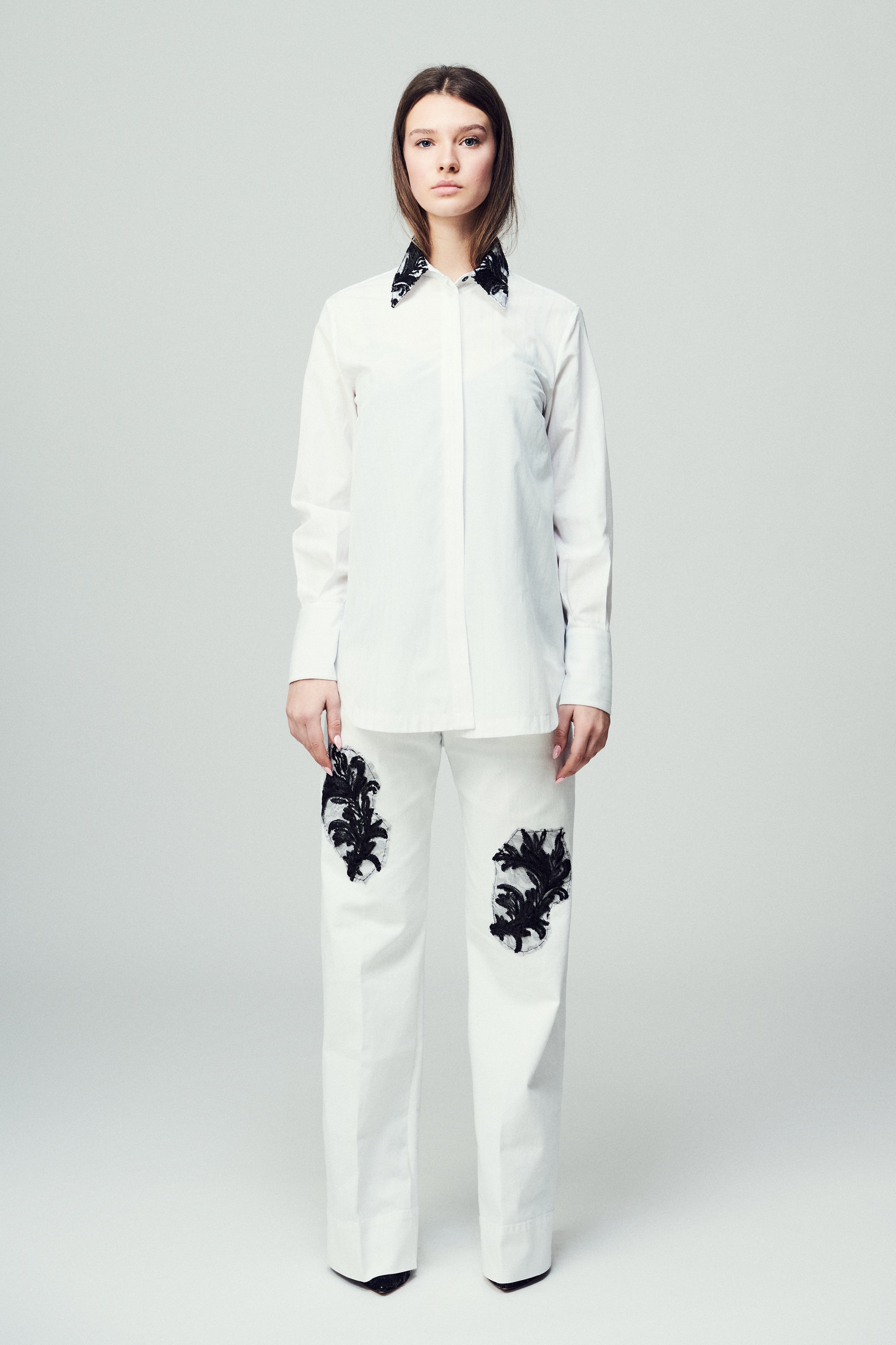 Camicia Daniel in popeline rigata bianca con colletto nero