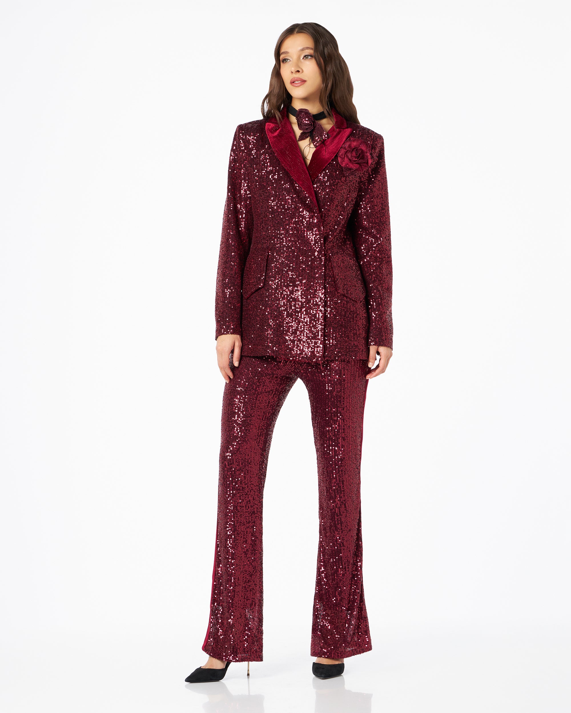 Como giacca in paillettes bordeaux e profili velluto con spilla fatta a mano