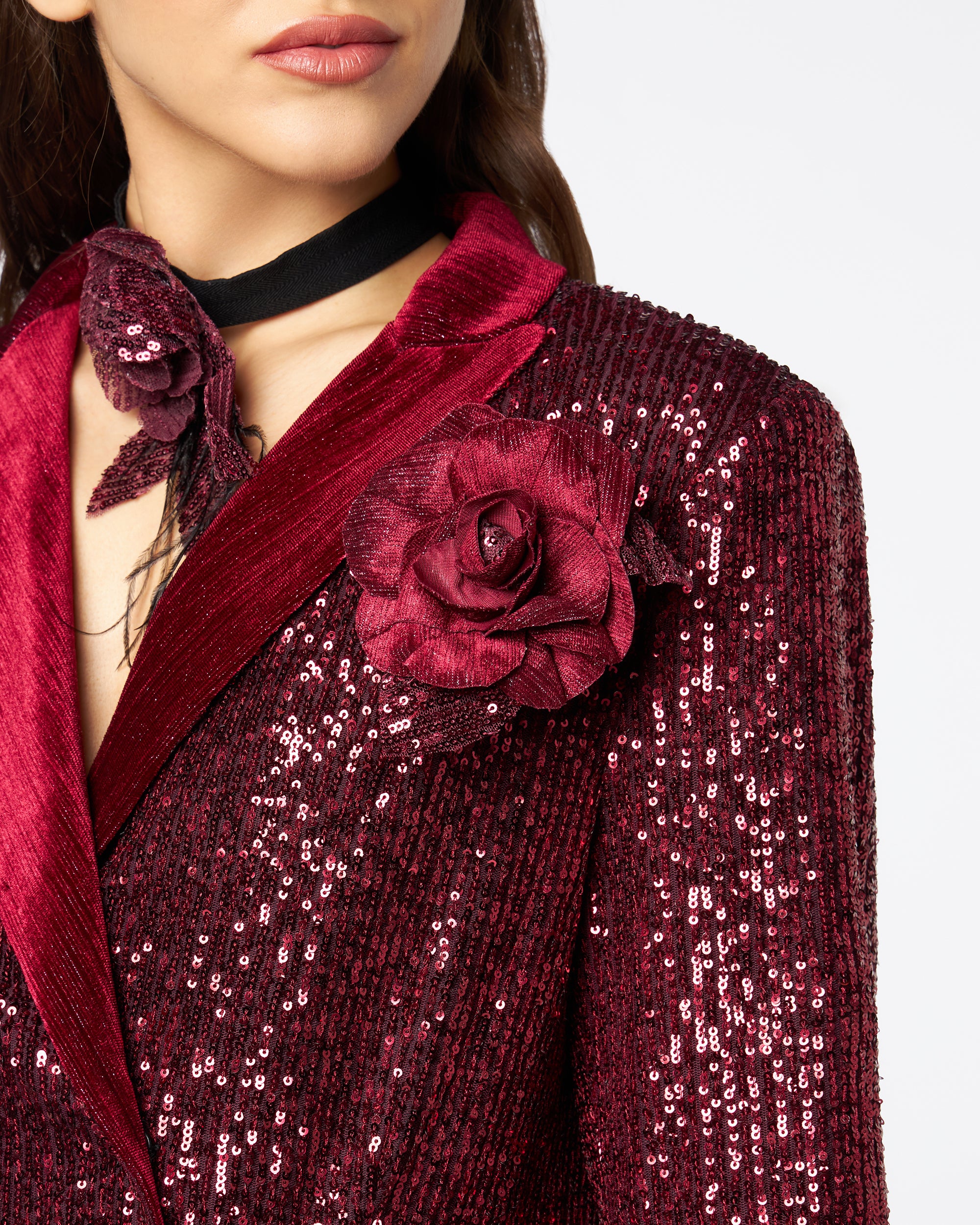 Como giacca in paillettes bordeaux e profili velluto con spilla fatta a mano