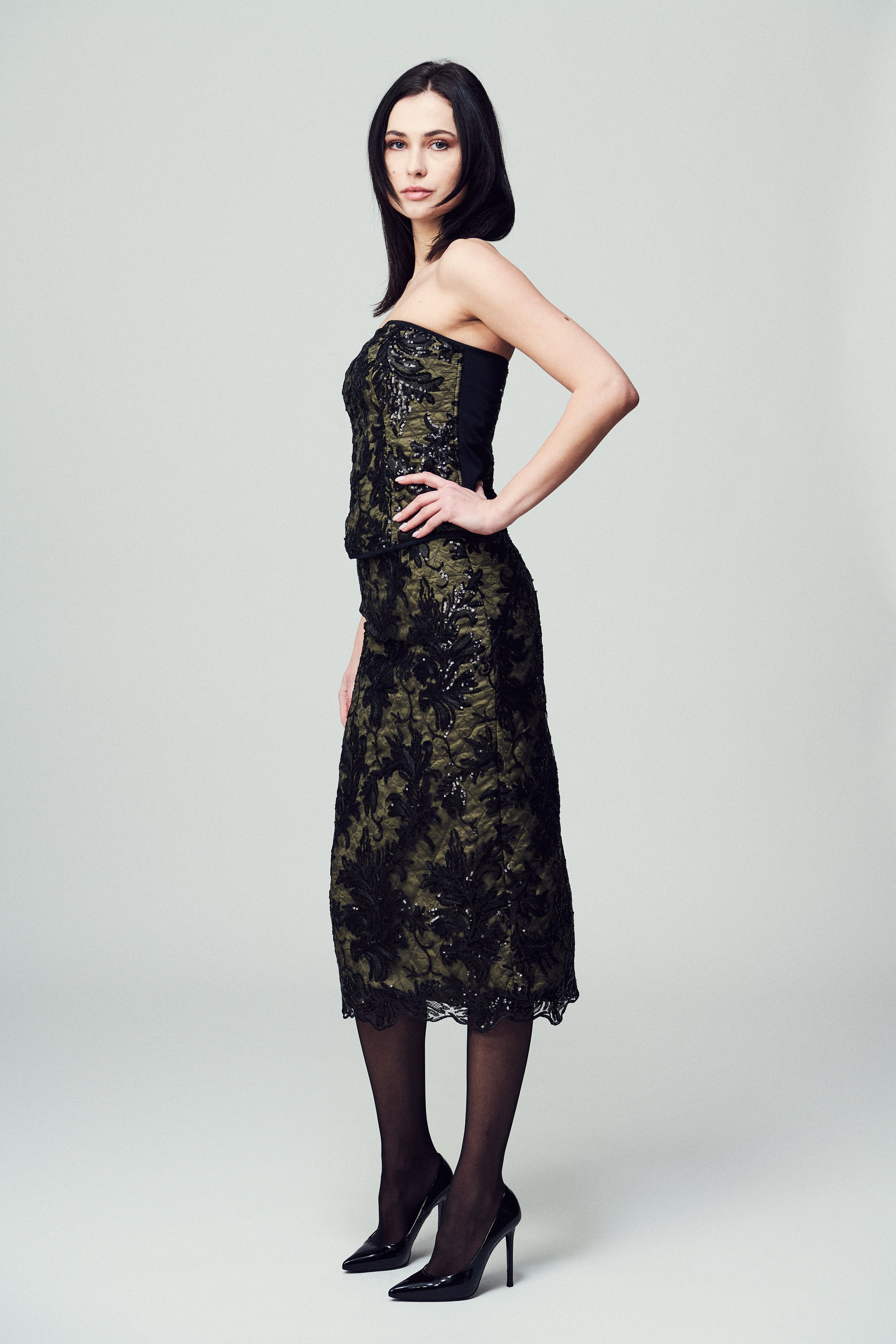 Top Elodie in paillettes e pizzo nero con base verde