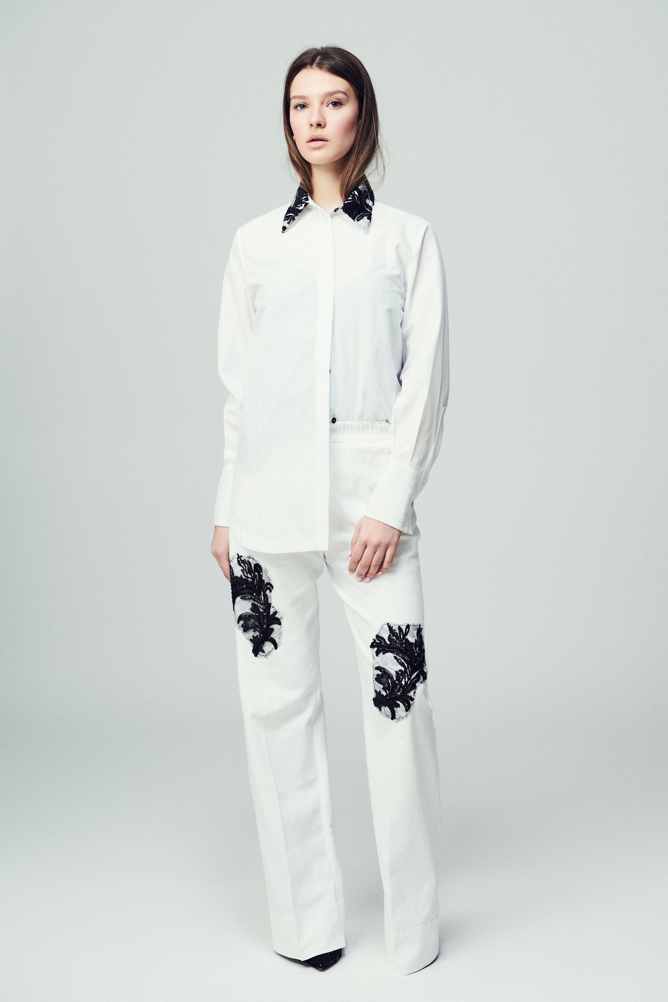 Camicia Daniel in popeline rigata bianca con colletto nero