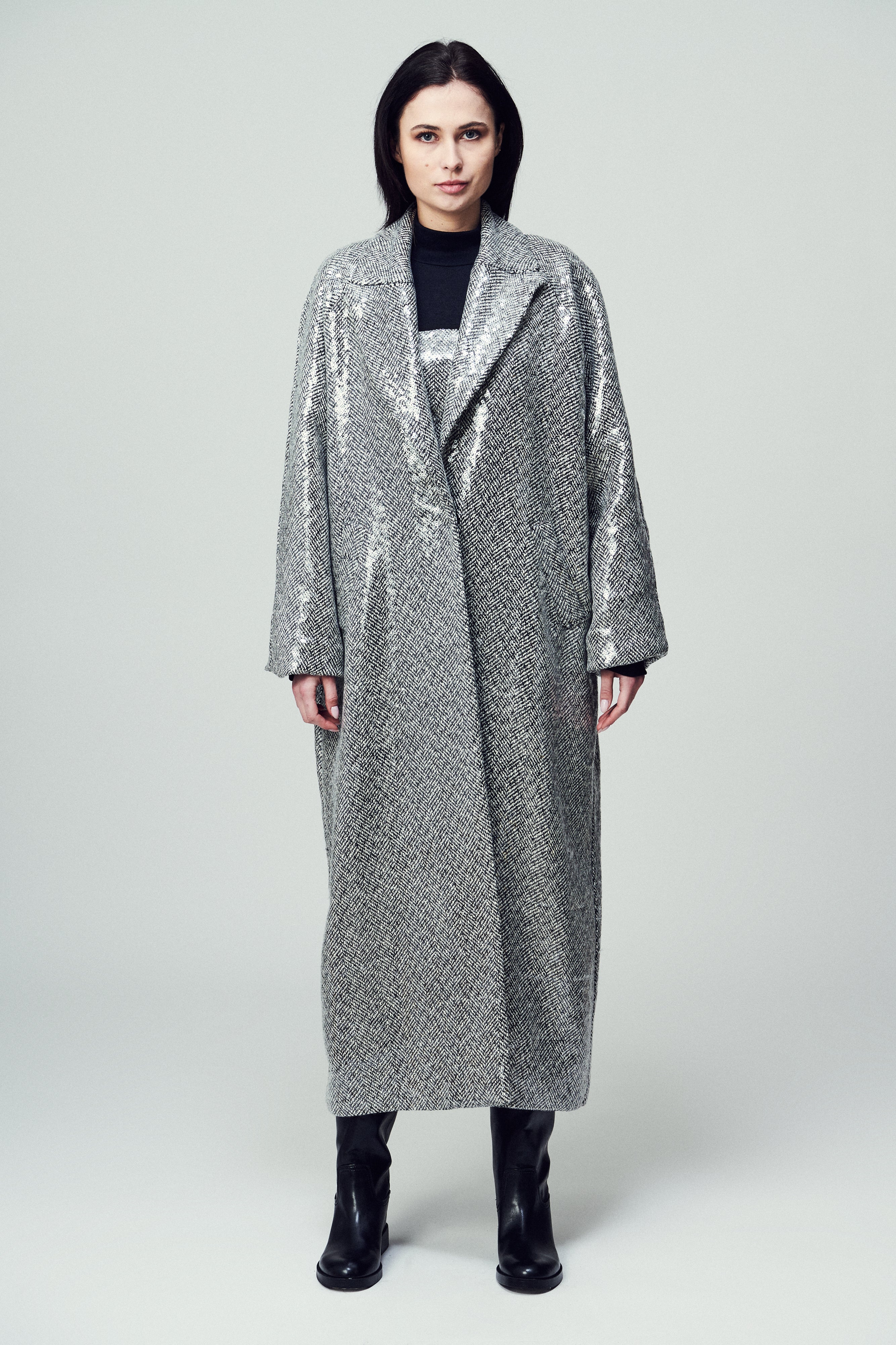 Cappotto Monterosa lungo in paillettes su spigato bianco e nero
