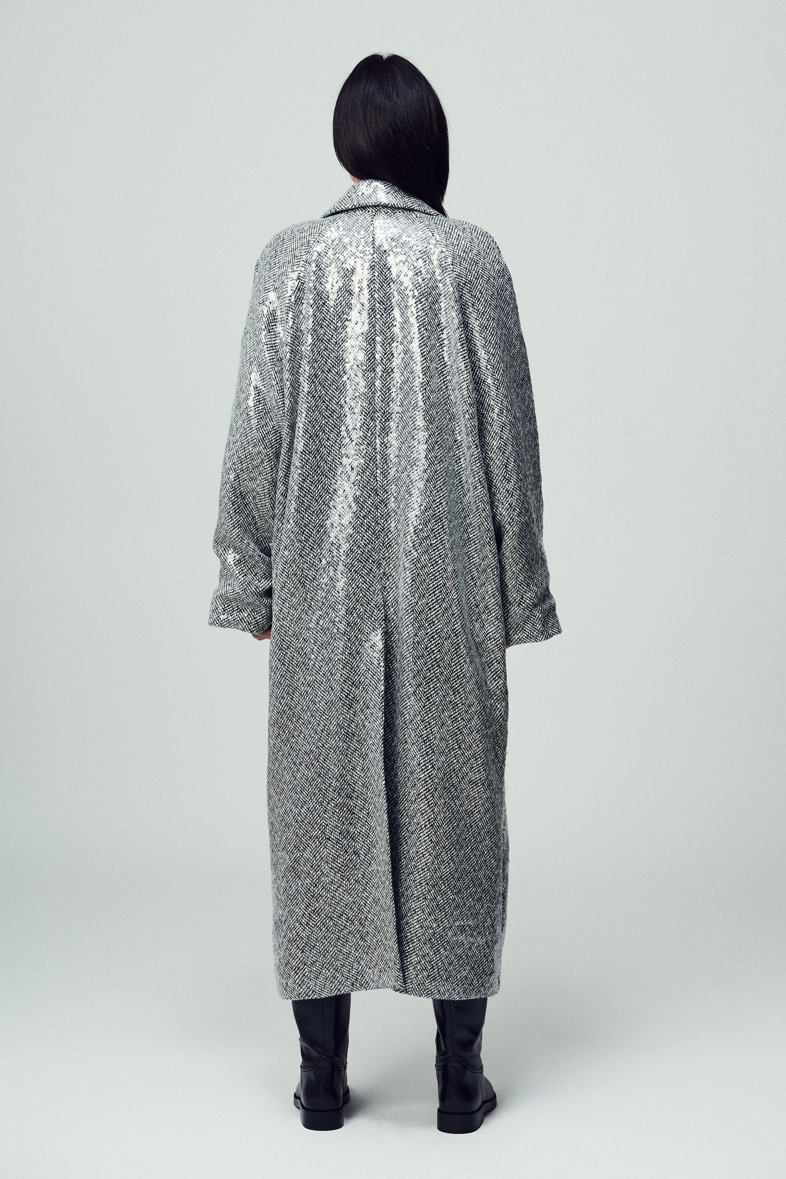 Cappotto Monterosa lungo in paillettes su spigato bianco e nero