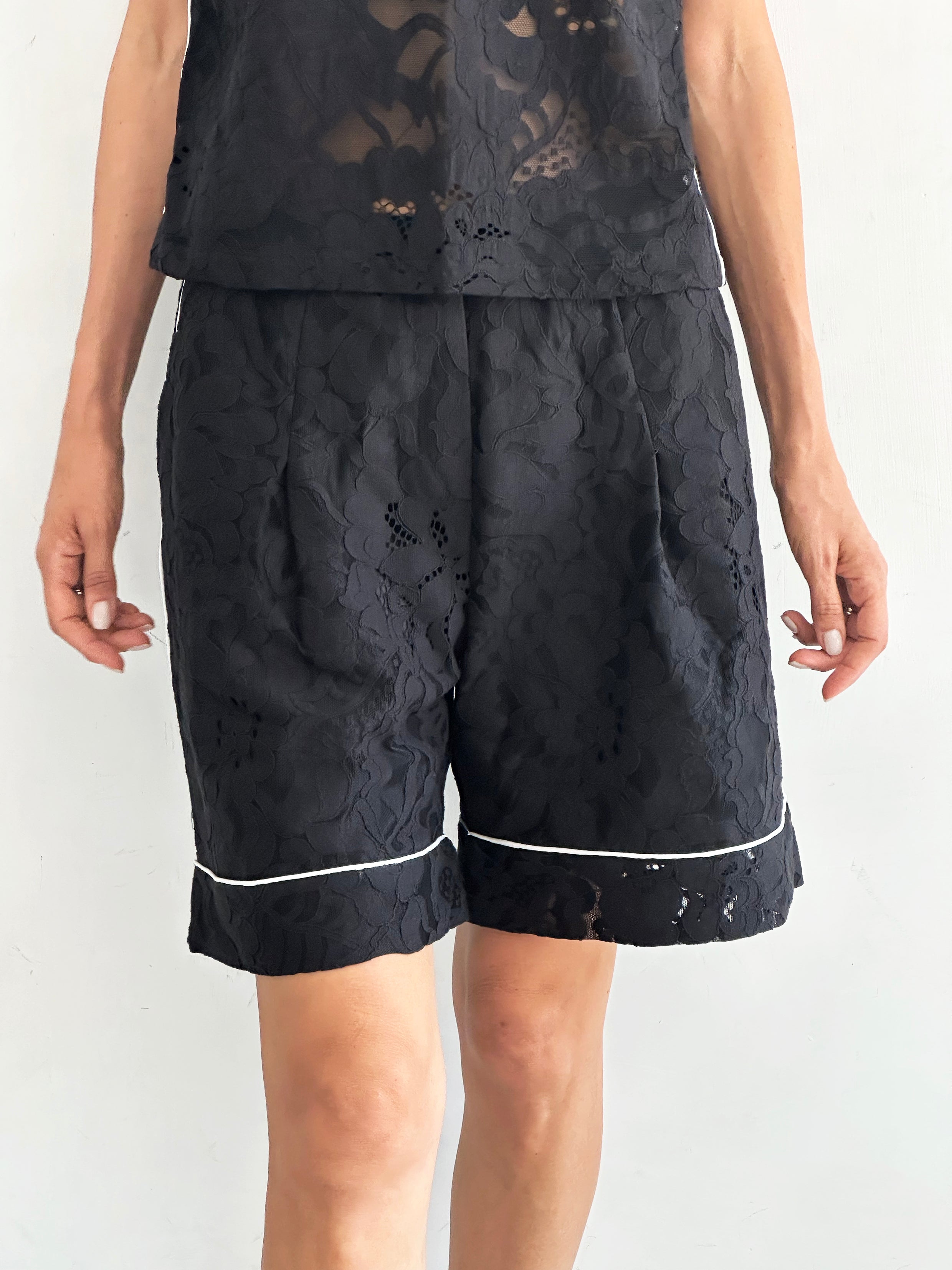 Mezzodì Shorts Nero In Pizzo