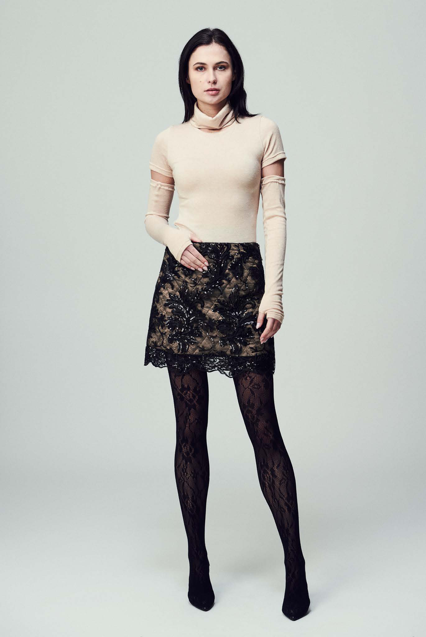 Gonna Giulia in paillettes e pizzo nero con base beige